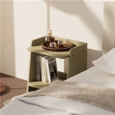 Mesa de cabeceira compacta para quarto pequeno