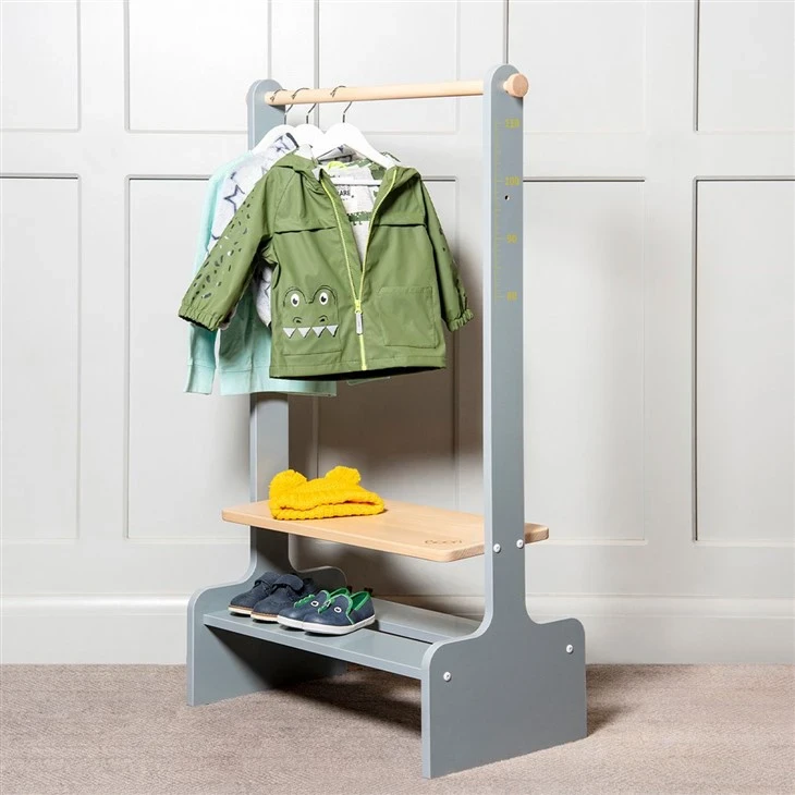 Rack de roupas de madeira para crianças